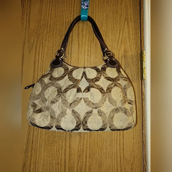 Like new vintage coach quilted singnature special edition hand bag see pics